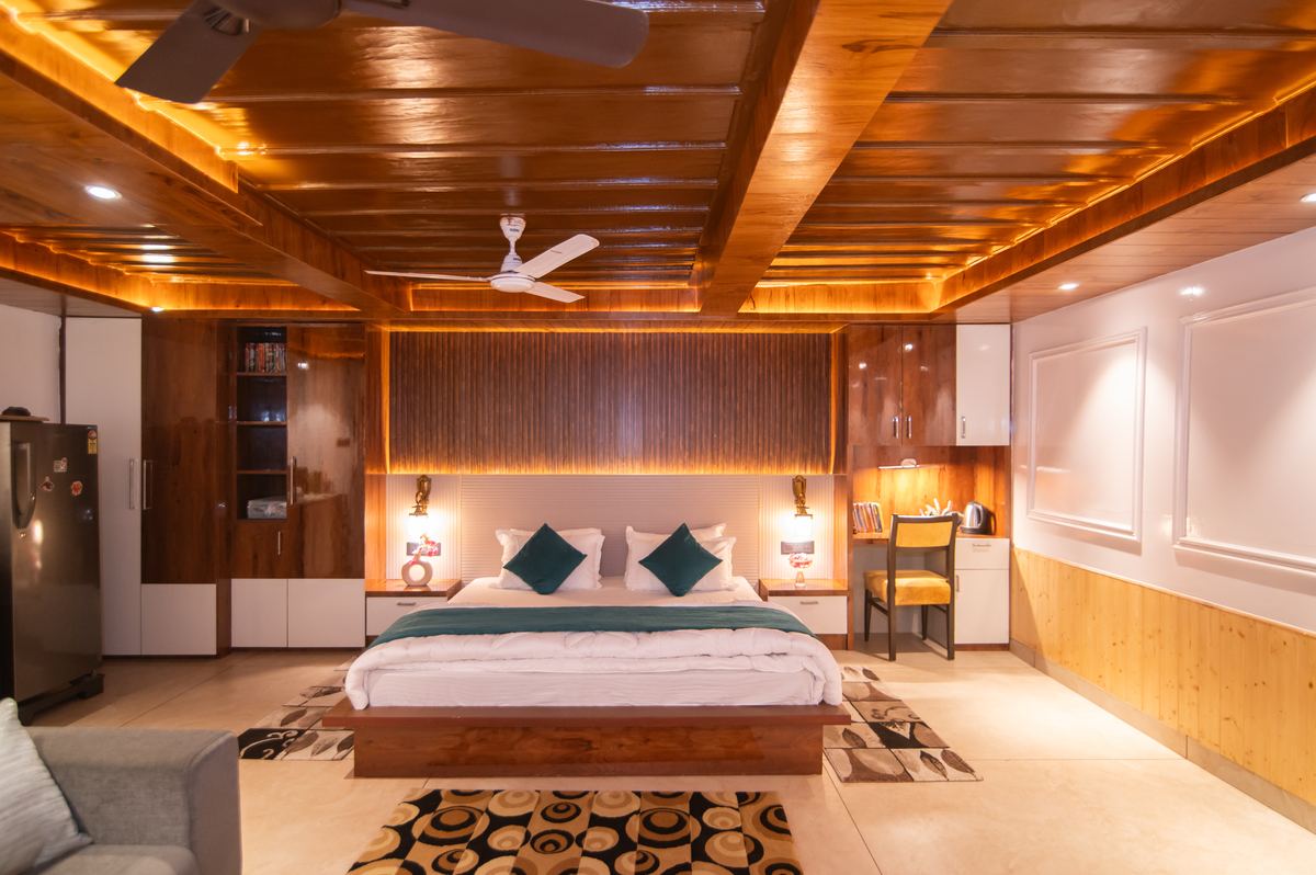 Deluxe room with work desk and full amenities